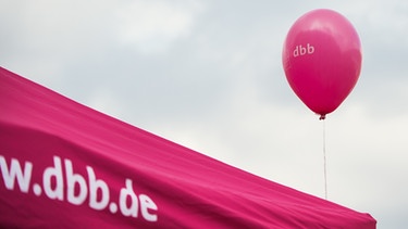 Luftballon vom Deutschen Beamtenbund (dbb) hängt an einem Infostand vor dem Bahnhof Friedrichstrasse in Berlin | Bild: picture-alliance/dpa/Felix Zahn