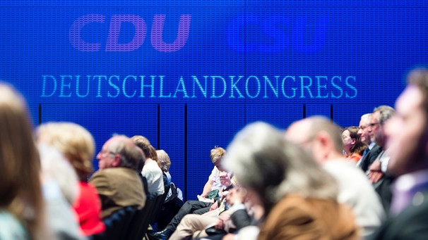 Teilnehmer sitzen am 01.10.2016 auf dem Dritten Themenkongress von CDU und CSU in München (Bayern) vor dem Schriftzug «CDU CSU Deutschlandkongress» | Bild: picture-alliance/dpa/Matthias Balk