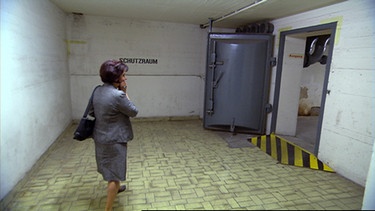 Die griechischstämmige Zuwanderin Dionysia Chatzinotas besucht noch einmal den "Bunker" des Münchner Hauptbahnhofes  | Bild: BR