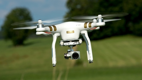 Eine ferngesteuerte Drohne (Quadrocopter) fliegt am 20.07.2015 in der Nähe von Warngau (Bayern) über ein Feld. | Bild: dpa/Sven Hoppe