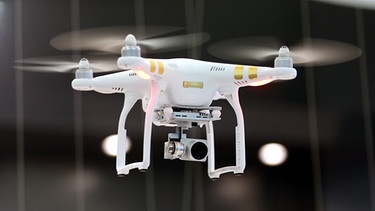 Drohne des Herstellers DJI mit Kamera | Bild: picture-alliance/dpa; Wolfgang Kumm