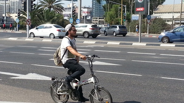 E-Biker in Tel Aviv | Bild: BR