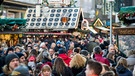 Einkaufen in München in weihnachtlich geschmückten Strassen. | Bild: picture-alliance/dpa/Joerg Koch