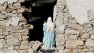 Eine Marienstatue in einer zerstörten Kirche nach dem Erdbeben in Mittelitalien  | Bild: REUTERS/Max Rossi 