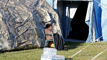 A woman sits in a makeshift camp in Amatrice | Bild: Reuters (RNSP)