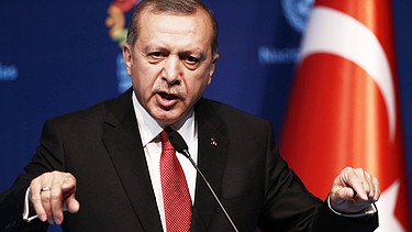 Recep Tayyip Erdogan spricht während einer Pressekonferenz | Bild: picture-alliance/dpa