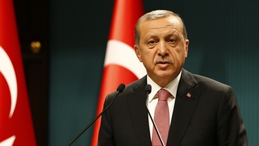 Erdogan verhängt Ausnahmezustand.  | Bild: Reuters/Bektas