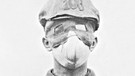 Soldat des Infanterieregiments 106 während des Ersten Weltkrieges mit Gasschutzmaske an der Westfront | Bild: Scherl/Süddeutsche Zeitung Photo