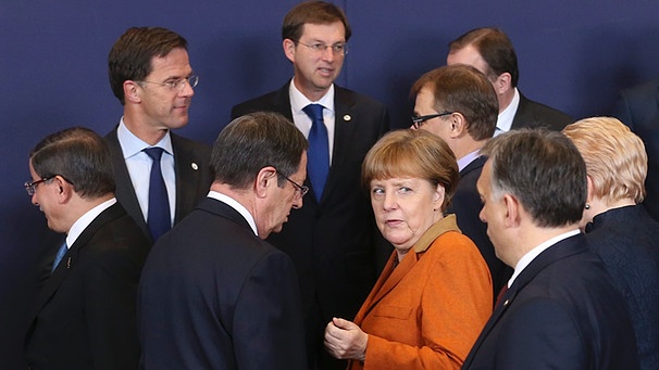 Bundeskanzlerin Merkel auf dem EU-Gipfel - sie sieht den ungarischen Ministerpräsident Viktor Orban grimmig an | Bild: picture-alliance/dpa