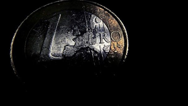 Ein-Euro-Münze, verschattet | Bild: picture-alliance/dpa