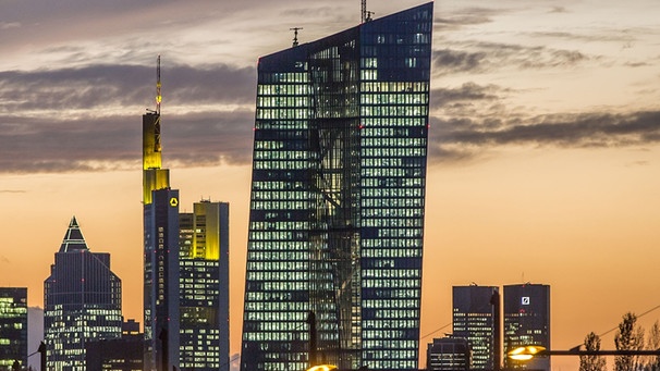 Das Hochhaus der Europäischen Zentralbank (EZB, M) steht am 21.10.2014 in Frankfurt am Main (Hessen) vor der Skyline der Stadt im Abendlicht.  | Bild: picture-alliance/dpa