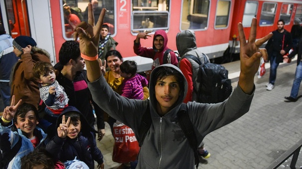 Flüchtlinge aus dem bayerischen Freilassing kommen am 29.09.2015 in Mannheim am Hauptbahnhof an. | Bild: dpa-Bildfunk