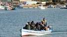 Bootsflüchtlinge aus Tunesien vor Lampedusa | Bild: picture-alliance/dpa