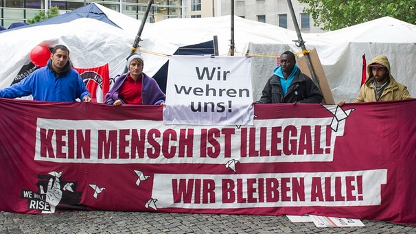 Flüchtlinge im Hungerstreik in München: Blick auf das Zeltlager am Rindermarkt | Bild: picture-alliance/dpa