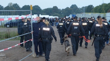 Einsatzkräfte der Polizei Flüchtlinge | Bild: picture-alliance/dpa/Frank Bründel