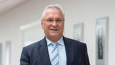 Bayerns Innenminister Joachim Herrmann (CSU) auf dem Weg zur Kabinettssitzung in der Staatskanzlei in München (Bayern) | Bild: picture-alliance/dpa