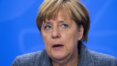 Bundeskanzlerin Angela Merkel (CDU) äußert sich am 15.09.2015 nach der Sondersitzung der Ministerpräsidenten der Länder im Bundeskanzleramt in Berlin bei einer Pressekonferenz zur Asyl- und Flüchtlingspolitik.  | Bild: dpa-Bildfunk/Fotograf: Bernd von Jutrczenka