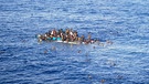 Flüchtlinge im Mittelmeer | Bild: picture-alliance/dpa