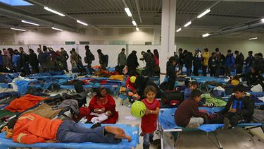 Flüchtlingsunterkunft in einer Halle | Bild: picture-alliance/dpa