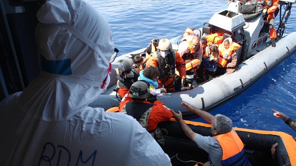 Deutsche Marinesoldaten retten Flüchtlinge im Mittelmeer | Bild: picture-alliance/dpa