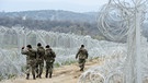 Soldaten an der Grenze der Balkan-Flüchtlingsroute (Archiv) | Bild: picture-alliance/dpa