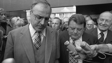 CDU-Chef Helmut Kohl und CSU-Vorsitzender Franz Josef Strauß am 1.12.1967 nach einem Spitzengespräch in Bonn, bei dem es um die Abspaltungsversuche der CSU ging. | Bild: picture-alliance/dpa
