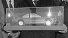 Franz Josef Strauß hält am 2.4.1984 in Regensburg ein BMW-Modell in der Hand | Bild: picture-alliance/dpa