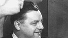 Atomminister Franz Josef Strauß wird für ein Fernsehinterview frisiert, 13.12.1955 | Bild: picture-alliance/dpa
