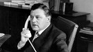 Franz Josef Strauß 1960 am Telefon | Bild: picture-alliance/dpa