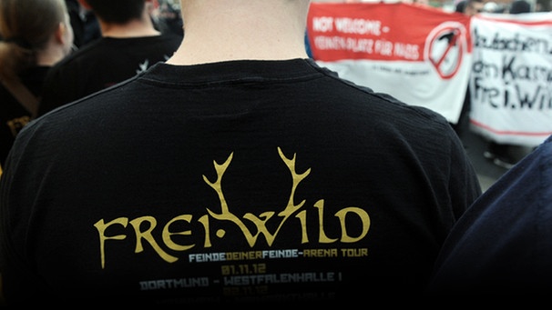 Fan mit Tour-T-Shirt der Band Frei.Wild | Bild: picture-alliance/dpa