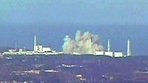 Nur eine unscharfe Aufnahme gibt es vom Moment der schweren Explosion im Atomkraftwerk Fukushima | Bild: picture-alliance/dpa