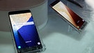 Zwei Exemplare des Galaxy Note S7, mit Wasser bespritzt | Bild: picture-alliance/dpa