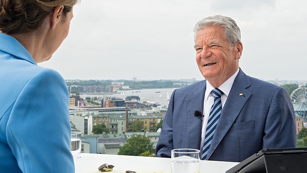 Bettina Schausten, Leiterin des ZDF-Hauptstadtstudios, im Gespräch mit Bundespräsident Joachim Gauck bei der Aufzeichnung des ZDF Sommerinterviews am 13.8.2016 in Berlin | Bild: picture-alliance/dpa