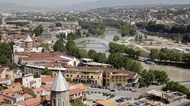 Blick über die georgische Hauptstadt Tiflis am Fluß Kura (georgisch Mtkwari) | Bild: picture-alliance/dpa/Thomas Schulze