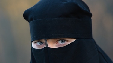 Eine Frau trägt einen Niqab genannten Gesichtsschleier (Symbolbild). | Bild: picture-alliance/dpa/Peter Endig