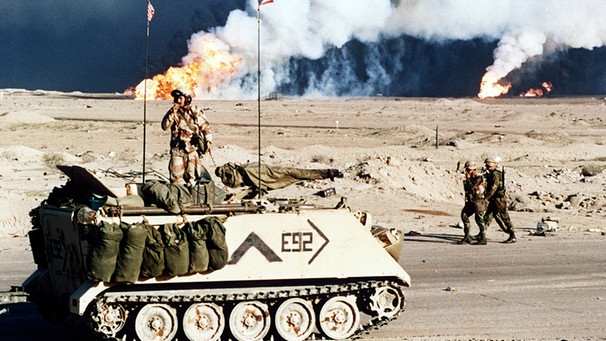 Golfkrieg von 1991: US-Soldaten vor brennenden Ölfeldern in Kuwait | Bild: picture-alliance/dpa