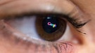 Google-Logo spiegelt sich in einem menschlichen Auge | Bild: picture-alliance/dpa