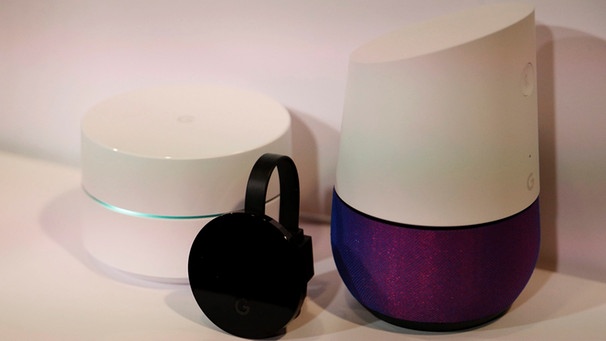 Neue Google-Produkte Google Home (r.), Google Chromecast Ultra (m.) und Wifi-Router (l.) | Bild: dpa-Bildfunk