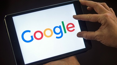 Google-Schriftzug auf einem Tablet | Bild: picture-alliance/dpa