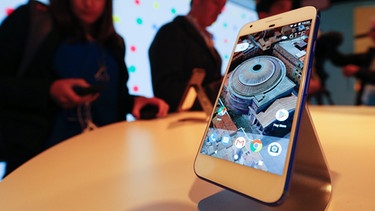 Neues Google-Smartphone der Pixel-Reihe bei der Produktvorstellung am 4.10.2016 in San Francisco | Bild: picture-alliance/dpa