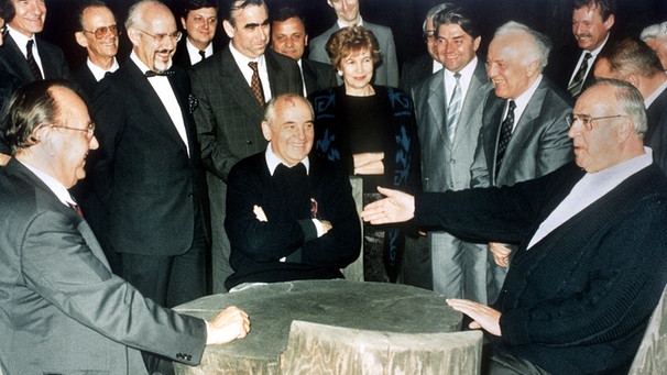 Kohl mit Gorbatschow bei den Beratungen im Kaukasus | Bild: picture-alliance/dpa