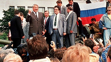Jelzin steht mit mehreren anderen Männern auf einem Panzer - einer hält die rusische Fahne hoch | Bild: picture-alliance/dpa