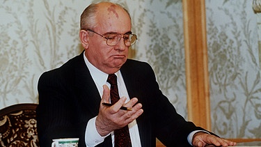 Der sowjetische Präsident Michail Gorbatschow gibt während einer live übertragenen Fernsehansprache an die Völker der ehemaligen Sowjetunion am 25. 12. 1991 seinen Rücktritt bekannt.  | Bild: picture-alliance/dpa