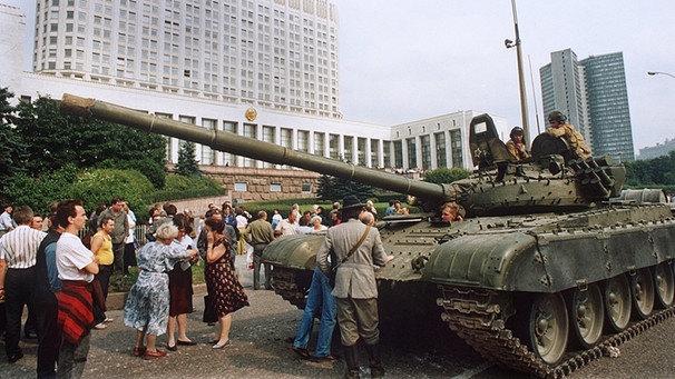 Die Moskauer Bevölkerung leistet am 19. August 1991 Widerstand gegen einrollende Panzer der Roten Armee vor dem russischen Regierungsgebäude, dem "Weissen Haus".  | Bild: picture-alliance/dpa