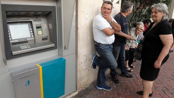 Schlange vor Geldautomaten: Griechische Banken bleiben geschlossen | Bild: picture-alliance/dpa