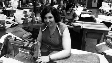 Griechische Gastarbeiterin in Münchner Textilbetrieb | Bild: Griechische Gastarbeiterin in Textilbetrieb