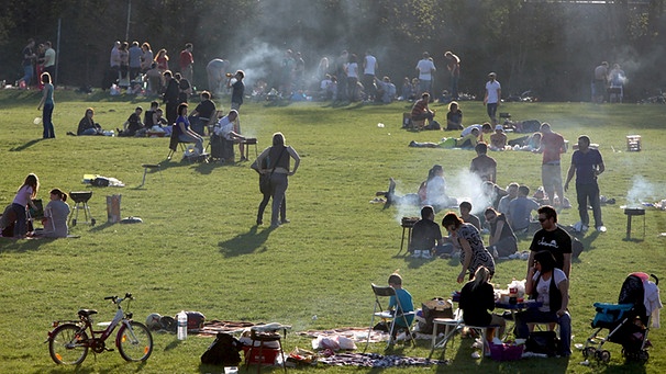 Zahlreiche Menschen genießen am 02.04.2011 an der Pegnitz in Nürnberg Mittelfranken die sommerlichen Temperaturen und grillen. | Bild: Reuters (RNSP)