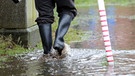 Mann mit Gummistiefeln im Hochwasser | Bild: picture-alliance/dpa