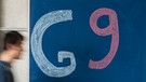 Schüler vor Tafel mit G8- und G9-Aufschrift | Bild: picture-alliance/dpa