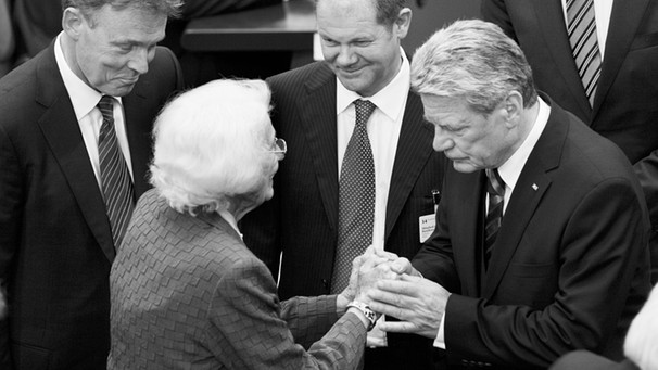 Hildegard Hamm-Brücher tröstet Joachim Gauck nach der verlorenen Präsidentenwahl | Bild: SZ Photo / Regina Schmeken